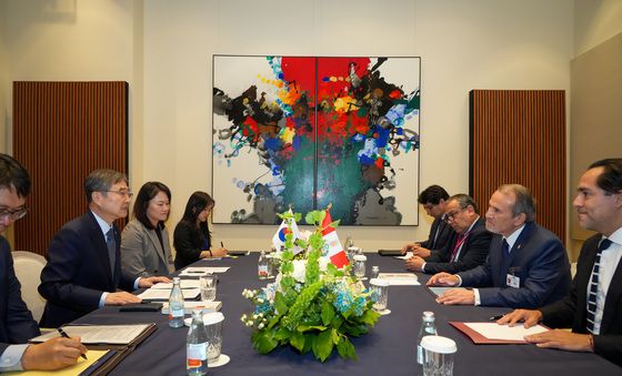 조현 장관, 엘메르 쉬알레르 페루 외교부 장관과 양자회담