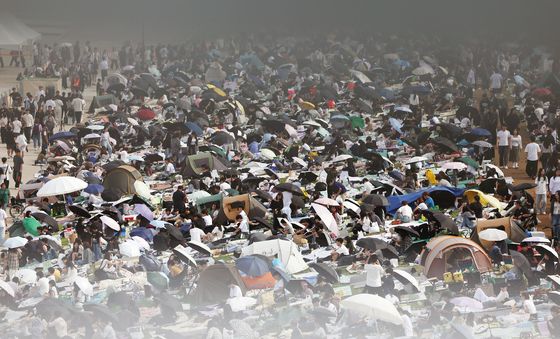 세계불꽃축제 앞두고 자리 선점한 시민들