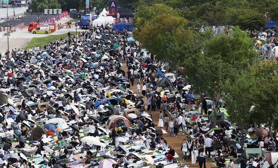 여의도 한강공원 벌써부터 인파로 가득