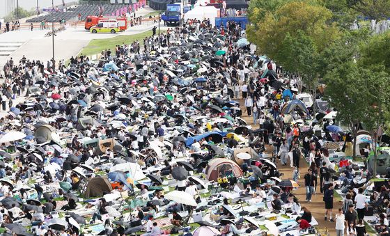 틈 없이 빼곡 찬 여의도 한강공원