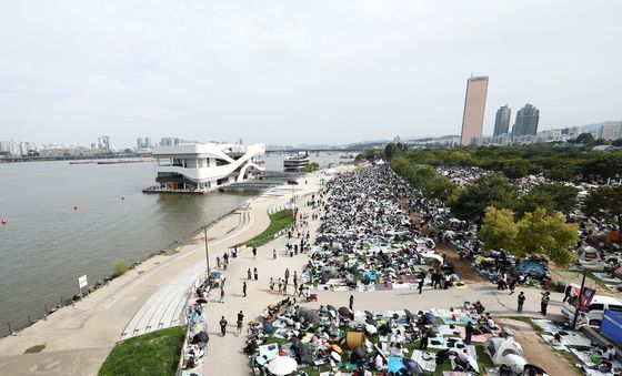 불꽃축제 명당 자리 선점 나선 시민들