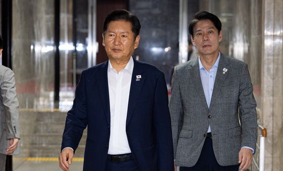 의총장 들어서는 정청래 민주당 대표