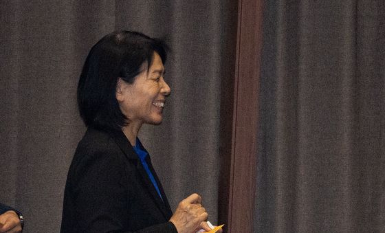 미소 짓는 최민희 과방위원장과 무표정의 이진숙 방통위원장