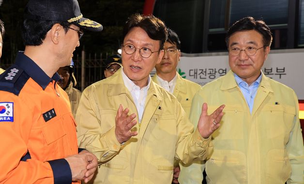 국정자원 화재 현장 찾은 김민석 총리와 윤호중 장관