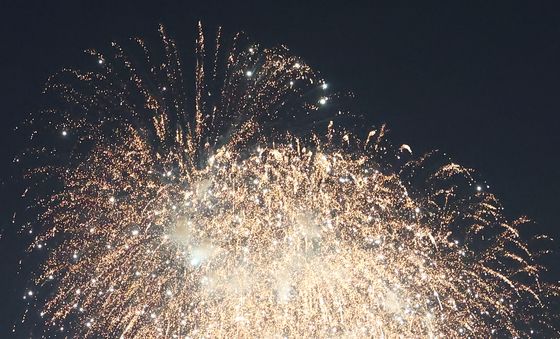 가을 밤 수놓은 금빛 불꽃