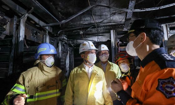 국가정보자원관리원 화재현장 살펴보는 김민석 국무총리