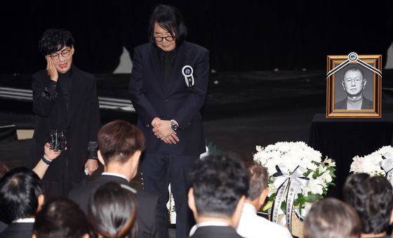 개그 1세대 전유성, 무대서 영면