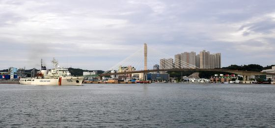 해오름대교 앞 항해하는 해경 대형함정