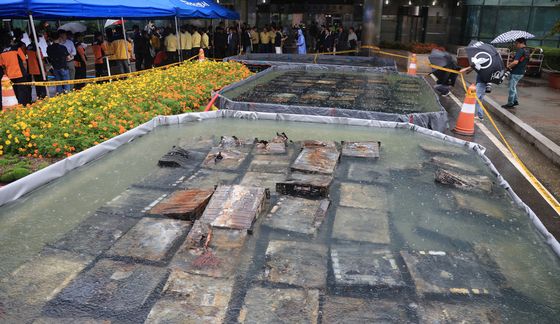 소화 수조에 담겨 있는 훼손된 리튬이온배터리