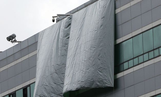 폭우에 대형 방수포로 가려진 국가정보자원관리원 화재현장