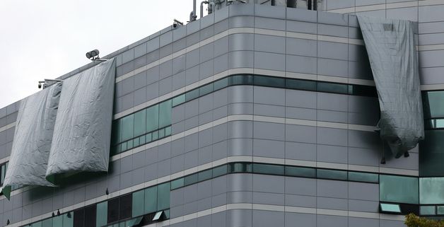 폭우에 대형 방수포로 가려진 국가정보자원관리원 화재현장