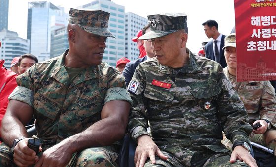 핸더슨 기획참모부장과 대화하는 대화하는 주일석 해병대 사령관