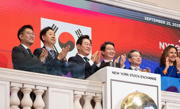 개장 벨 타종 뒤 기념촬영 하는 이재명 대통령