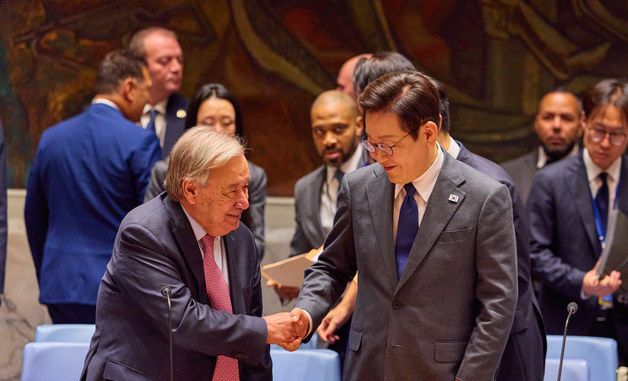 유엔 사무총장과 인사 나누는 이재명 대통령