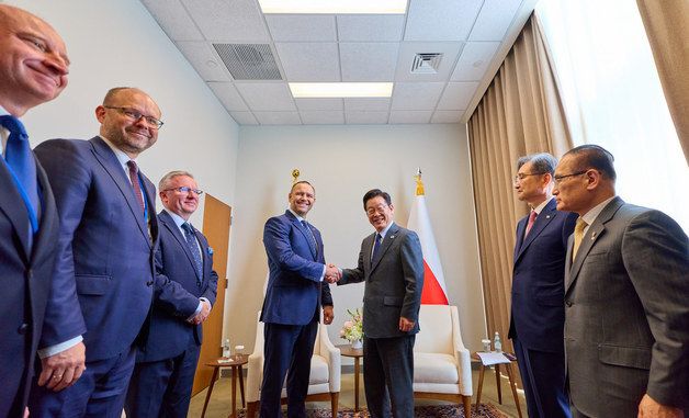 한·폴란드 정상회담 전 악수하는 이재명 대통령