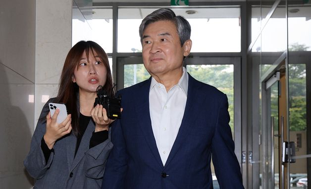 조태용 전 국정원장, 취재진 질문에 묵묵부답