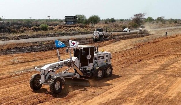 활주로 신설하는 한빛부대 장병들