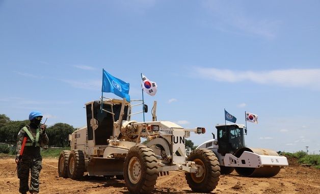 활주로 신설하는 한빛부대 장병들