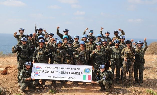 기념 촬영하는 동명부대 장병들과 이탈리아군 장병들