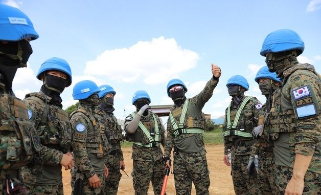 현장토의하는 한빛부대 장병들