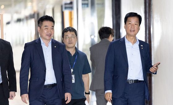 법사위 회의 참석하는 박균택·최혁진