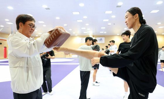 태권도 국가대표 선수들과 훈련하는 최휘영 장관
