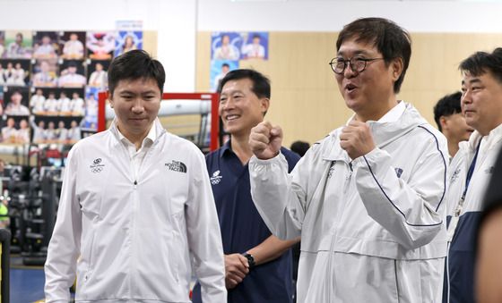 국가대표 선수들 격려하는 최휘영 장관