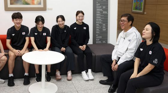 쇼트트랙 국가대표 선수들과 대화하는 최휘영 장관