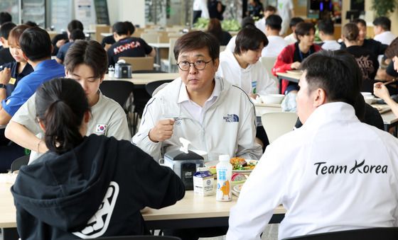 국가대표 선수들과 식사하는 최휘영 장관