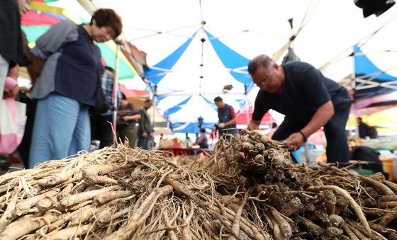 추석 앞두고 활기찬 오일장