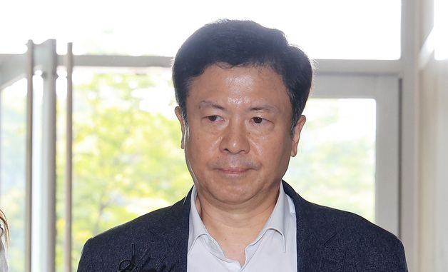 전하규 국방부 대변인, 굳은 표정으로 특검 출석