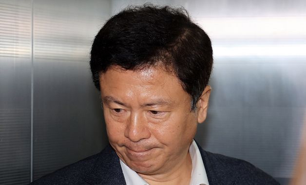 전하규 국방부 대변인, 굳은 표정으로 특검 출석