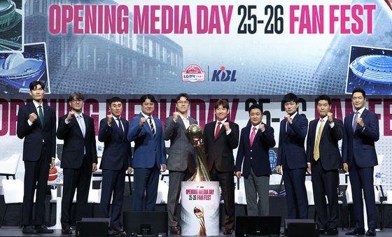 파이팅 외치는 프로농구 10구단 감독들