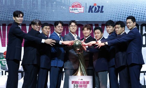 우승 트로피를 향해 뻗은 손