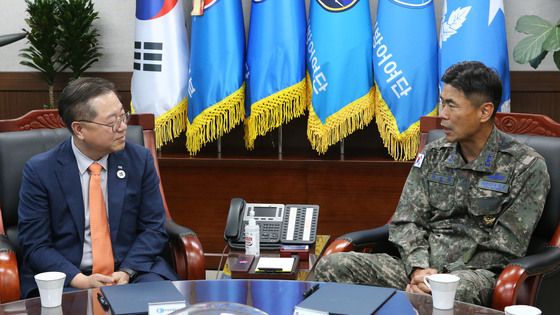 대화 나누는 박일준 대한상의 상근부회장과 이승용 사령관