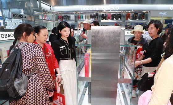 신세계면세점, 中 단체관광객 무비자 첫날 1500명 명동점 방문