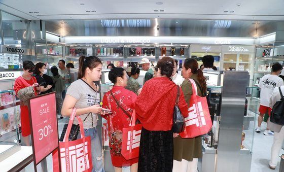 신세계면세점, 中 단체관광객 무비자 첫날 1500명 명동점 방문