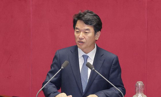 증감법 수정안 제안 설명하는 문진석