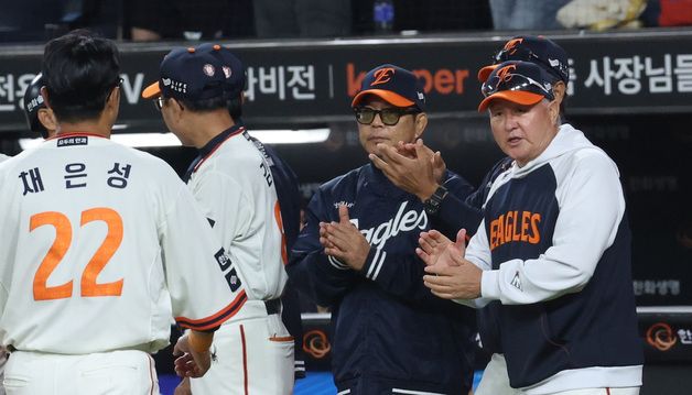 박수치는 김경문 감독