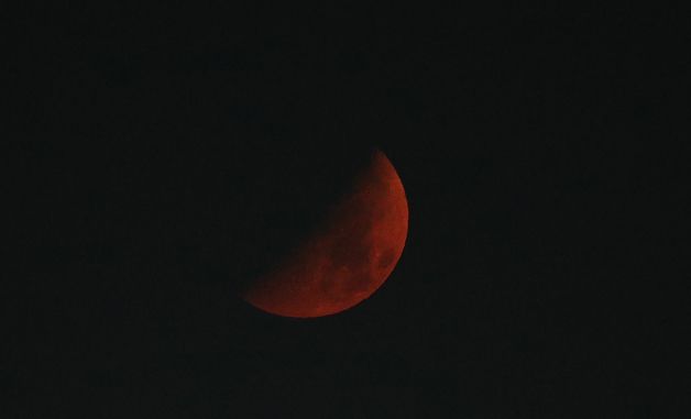 붉게 물든 달