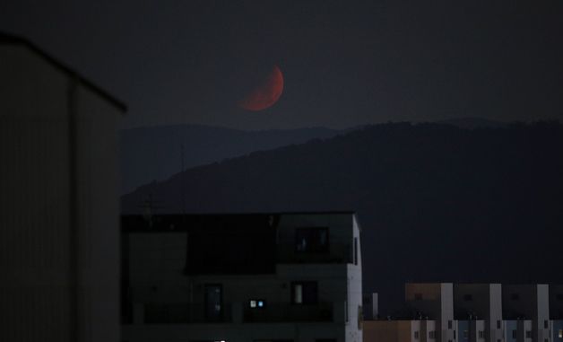 블러드문 뜬 서울 하늘