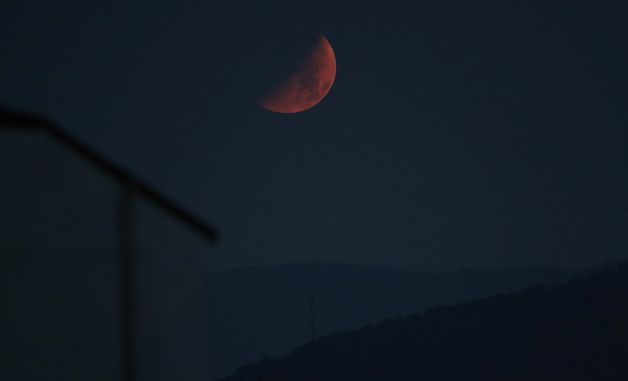 서울 하늘에 뜬 블러드문