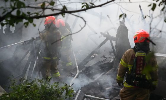 구룡마을 화재 진압하는 소방대원들