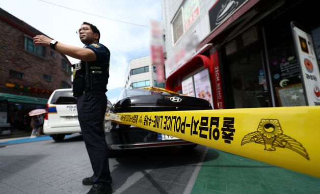 관악구 칼부림 사건 현장 통제하는 경찰