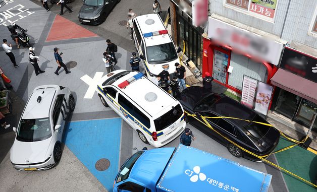 서울 조원동에서 칼부림 사건 발생, 현장 통제하는 경찰