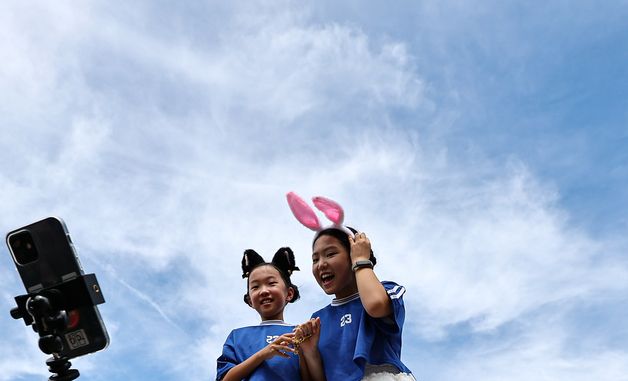 '푸른하늘을 배경으로'