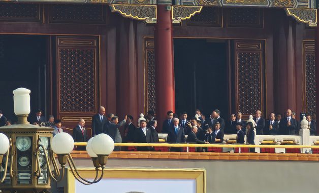 전승절 80주년 행사 바라보는 시진핑 국가주석과 김정은