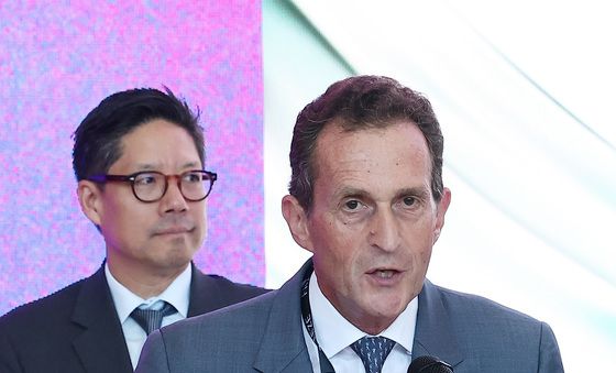 인사말하는 사이먼 폭스 프리즈 CEO