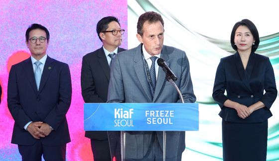 인사말하는 사이먼 폭스 프리즈 CEO