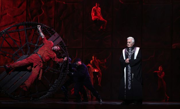 '노트르담 드 파리' 화려한 무대